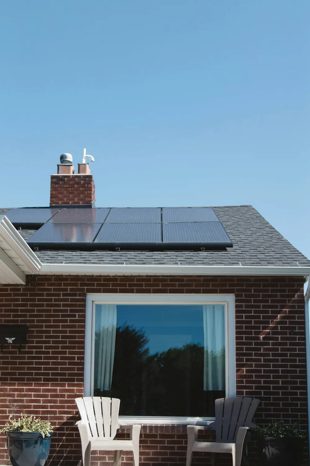 Casa com painéis solares no telhado