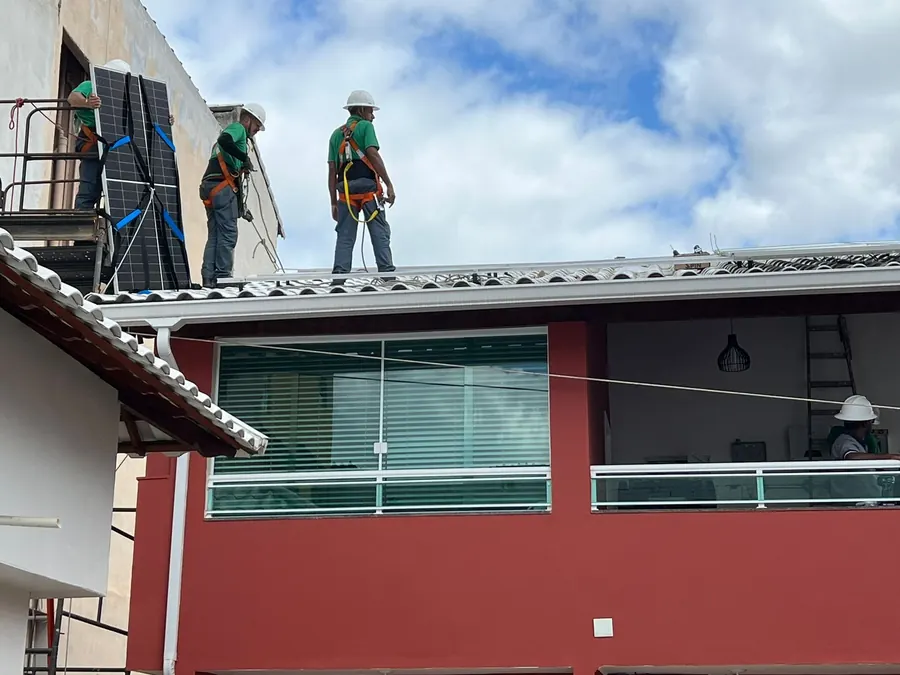 Equipe Gorila montando painéis solares em telhado residencial