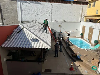 Equipe Gorila instalando painéis solares no telhado de uma residência