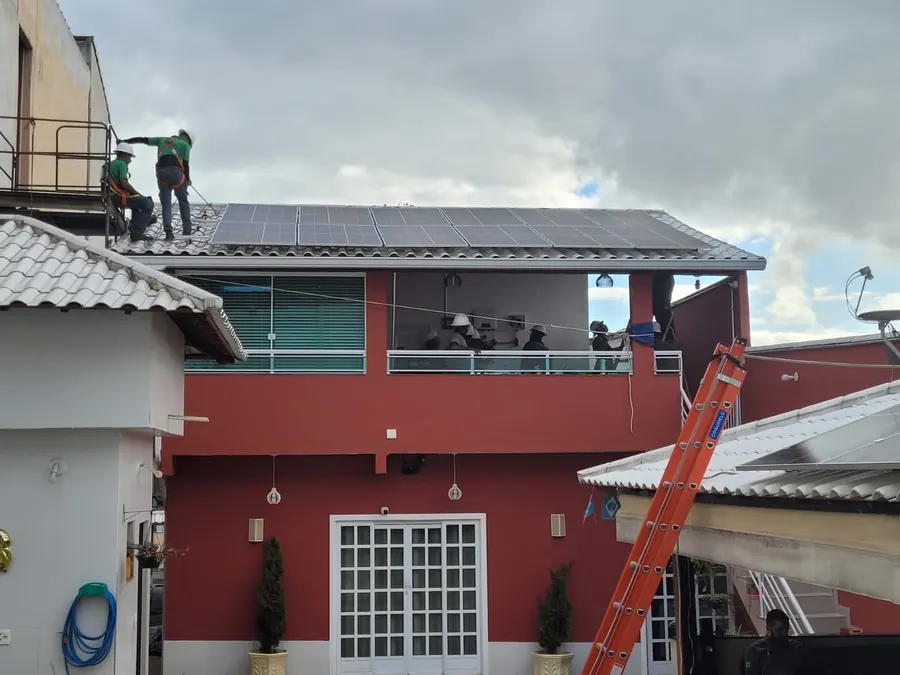 Fachada de residência durante a instalação de energia solar