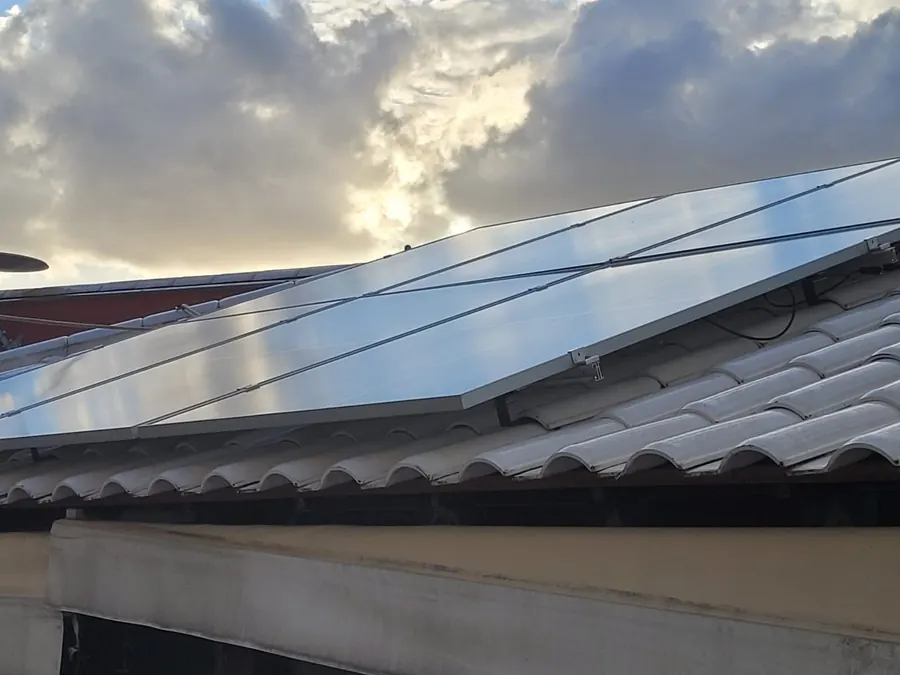Painéis solares instalados sobre telhado de cerâmica